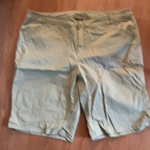 Khaki Bermuda shorts size 22